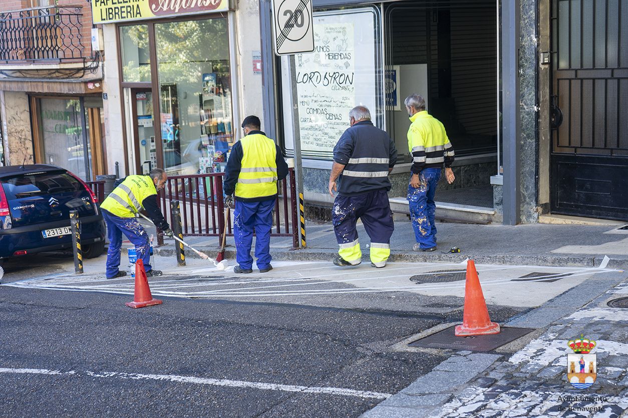 Operarios pintando las marcas viales