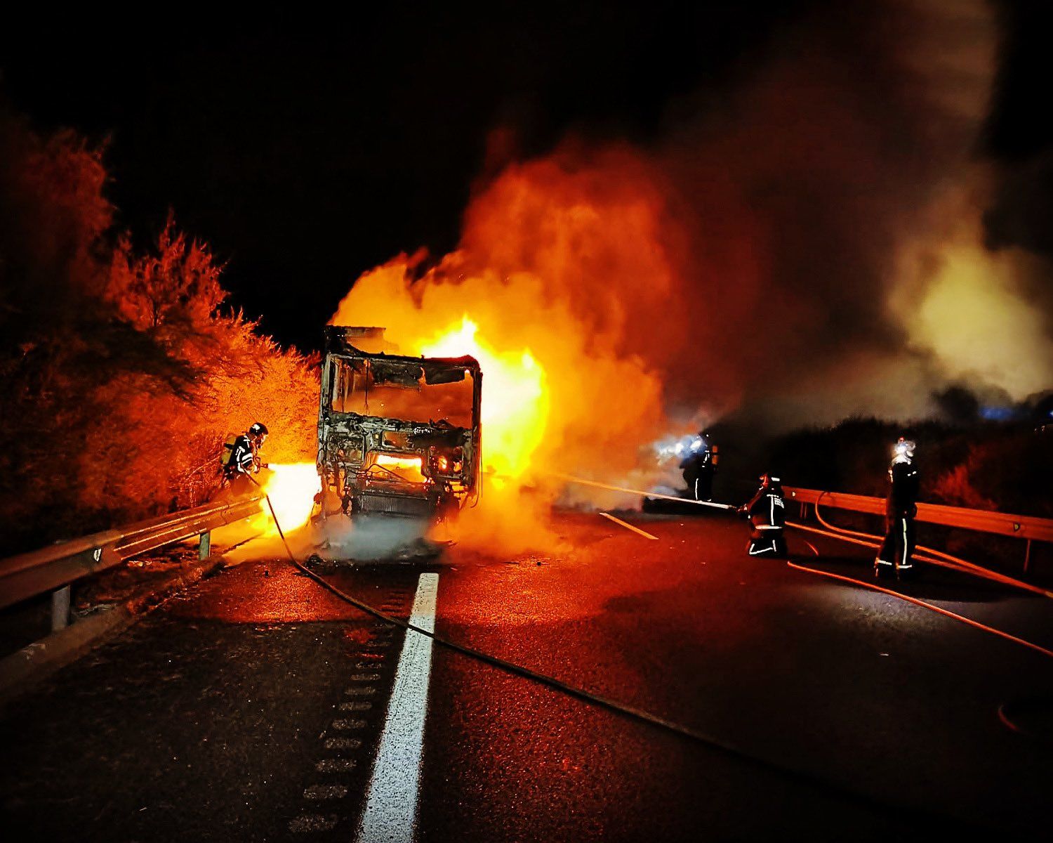 Incendio del camión en la A 66 FOTO BOMBEROS DE LEÓN