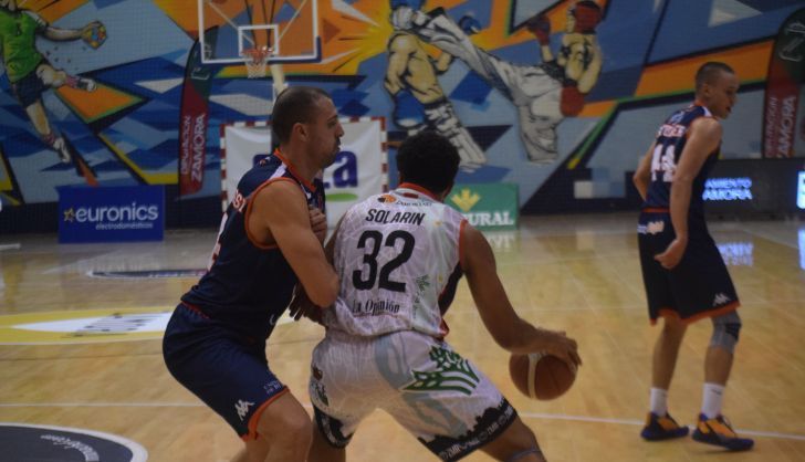 Jeff Solarin ante un defensor