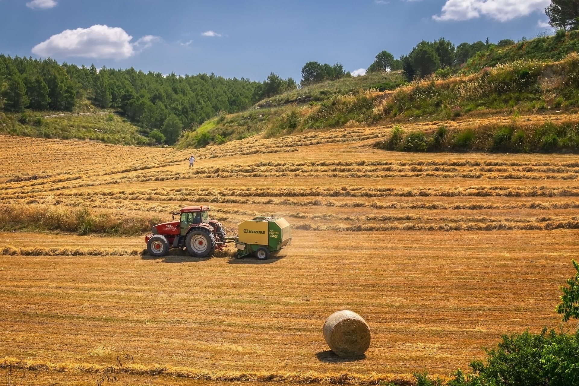 Una empacadora en el campo