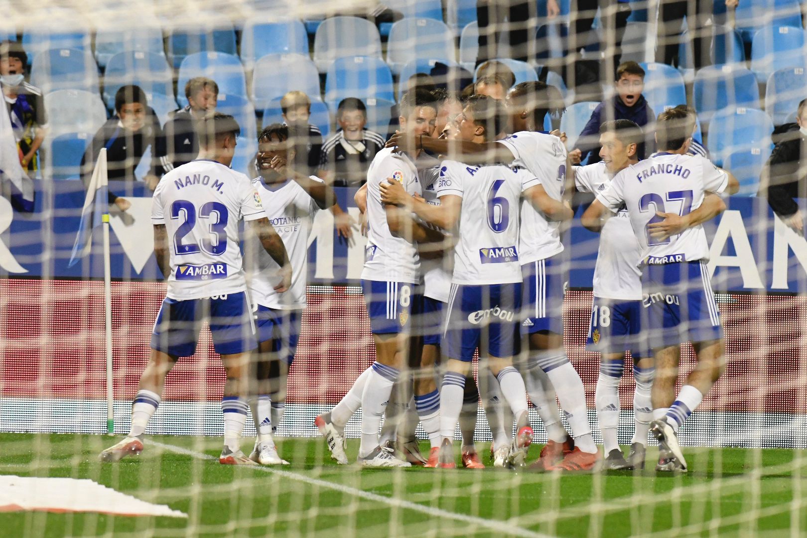 Los jugadores del Real Zaragoza celebran un gol