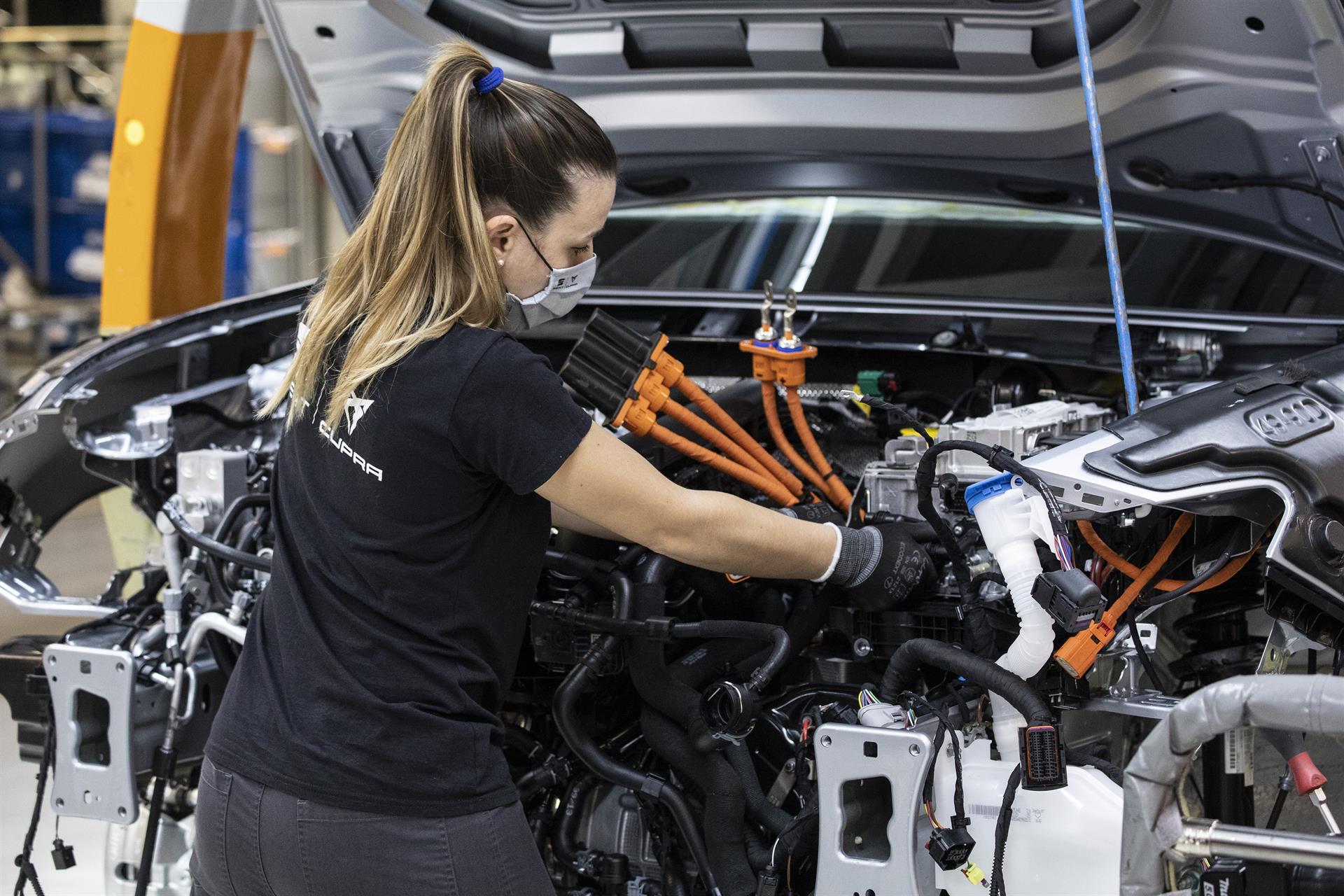 Trabajadora joven del sector de la automoción