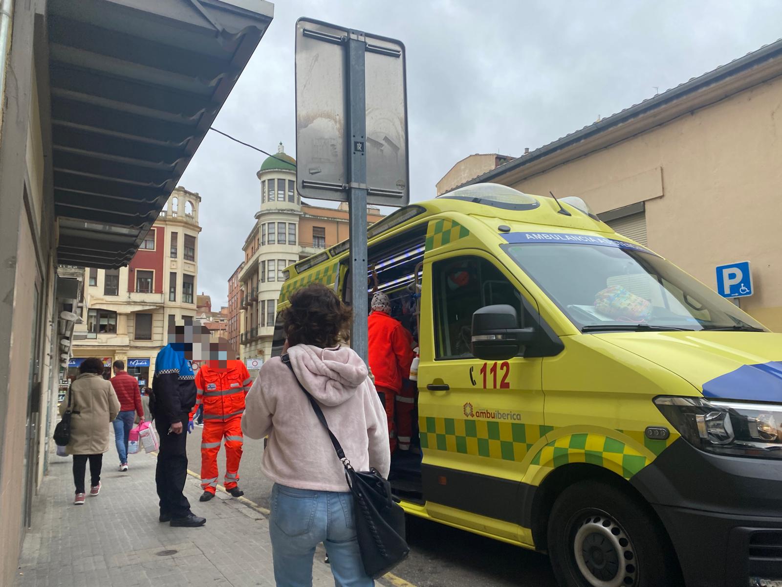 Los servicios de emergencia atienden a una mujer en la vía pública