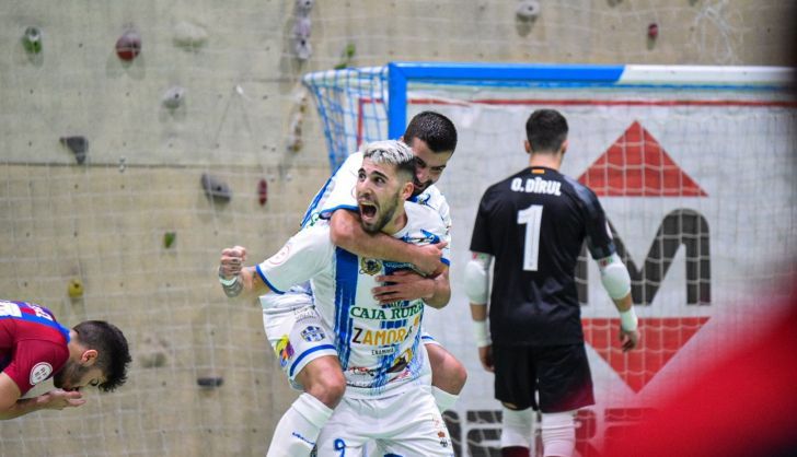 Malaguti celebra un gol en La Rosaleda. Archivo.