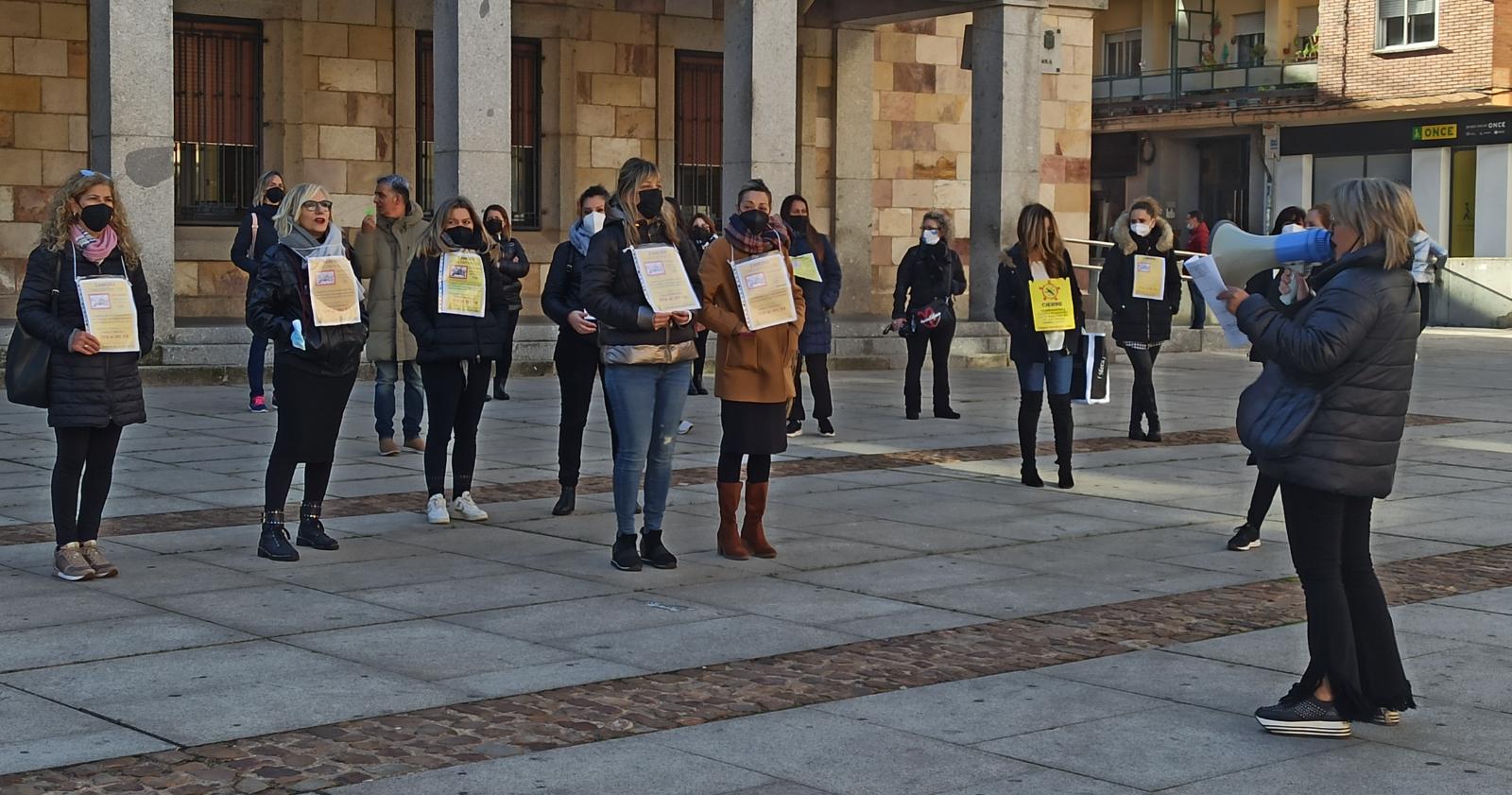 Varias peluqueras protestan en Zamora