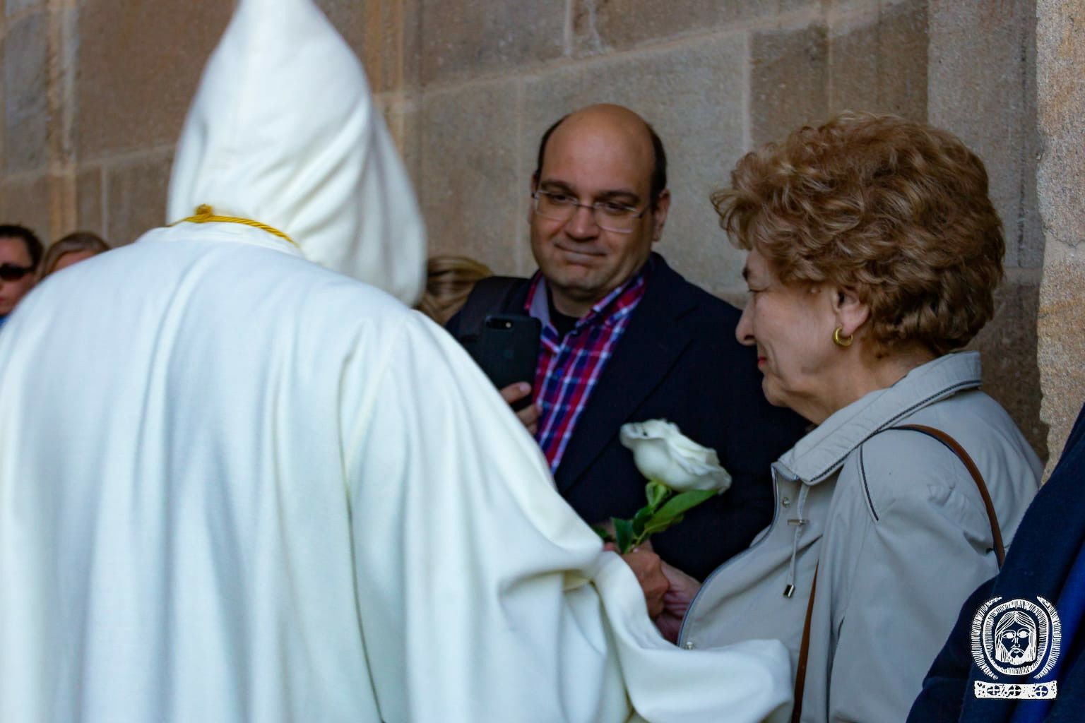 Teresa Mulas recibe una flor en Luz y Vida