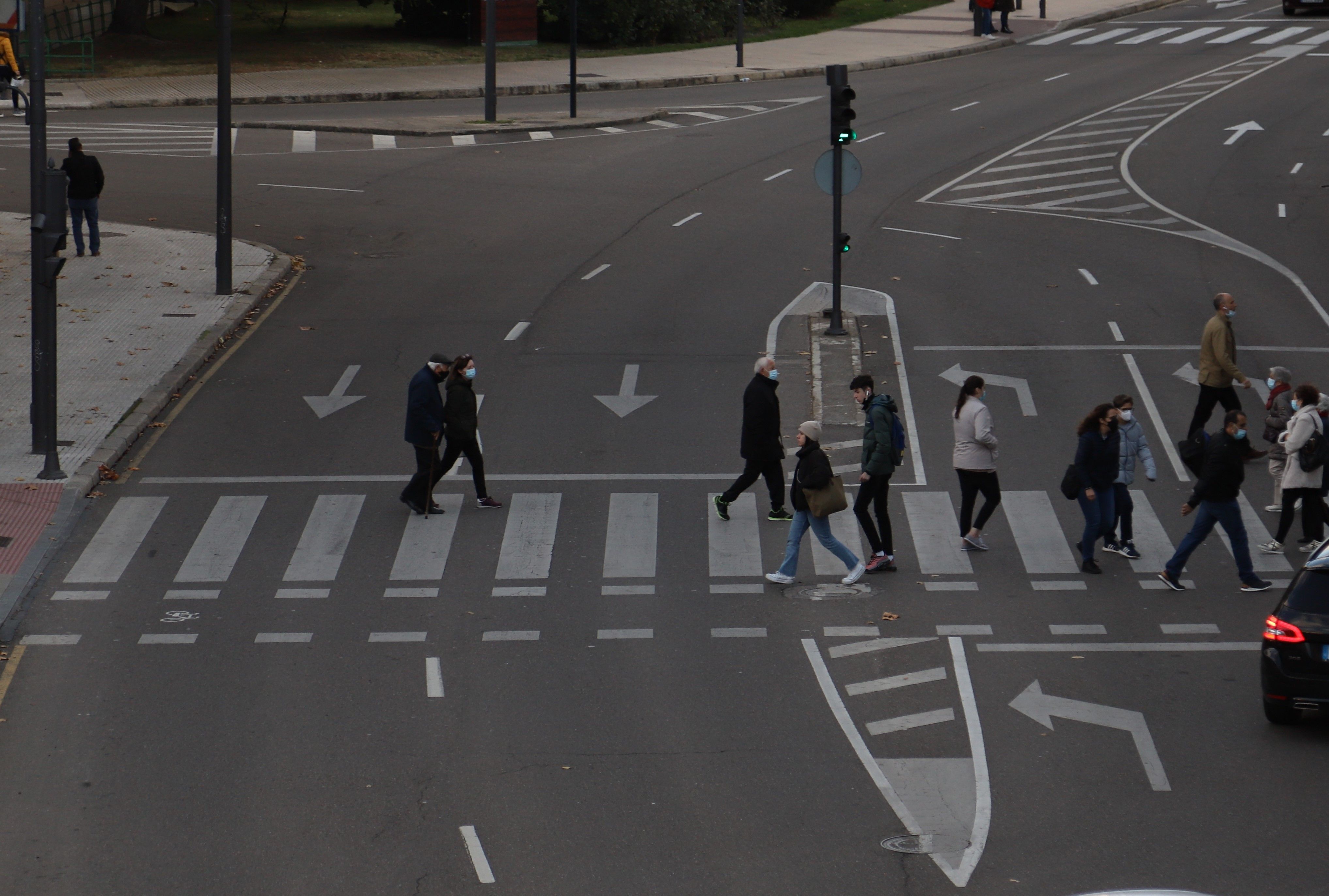 Peatones cruzando por la plaza de la Marina