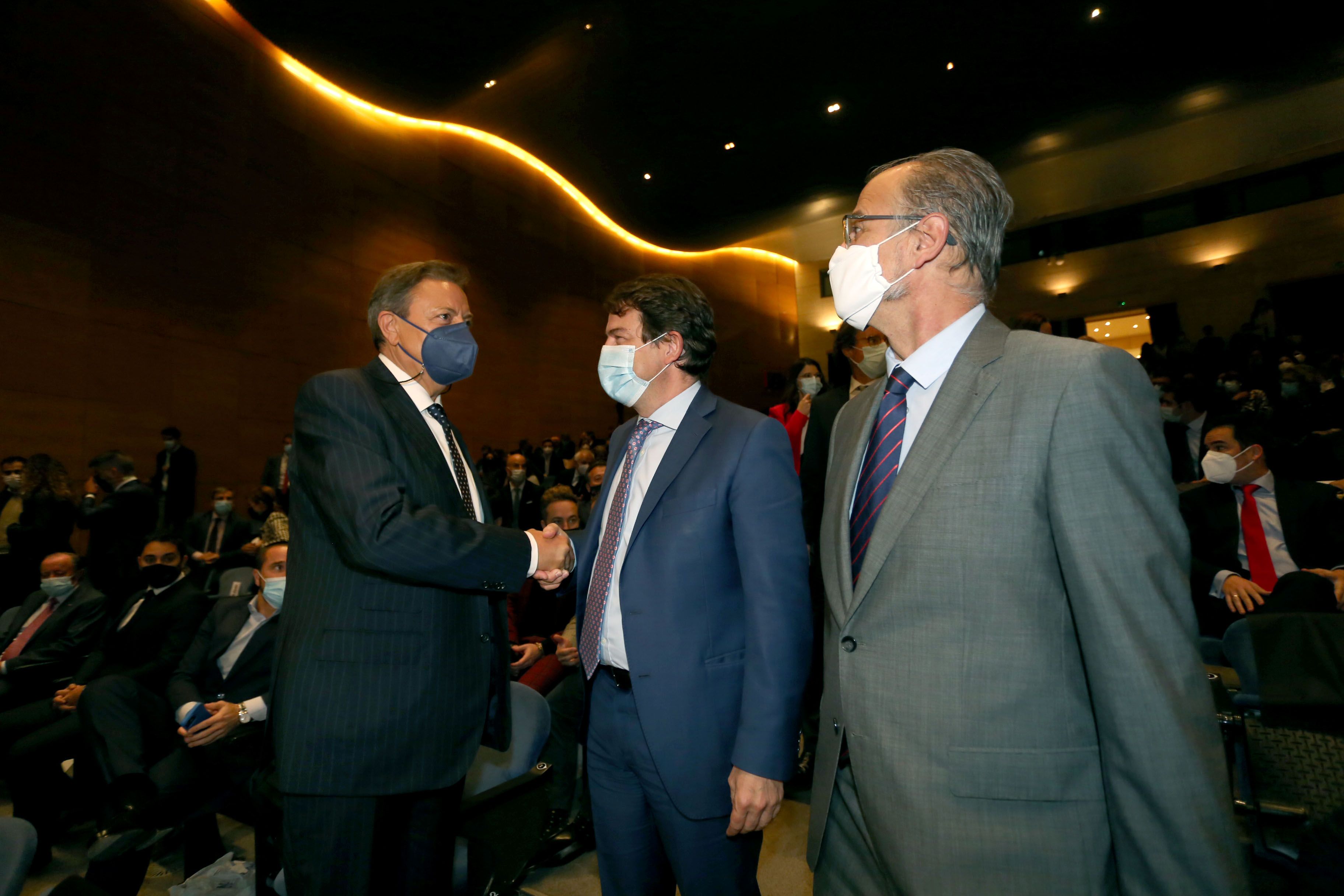 El presidente de la Junta de Castilla y León, Alfonso Fernández Mañueco, y el de la Cortes, Luis Fuentes, saludan al empresario segoviano Carlos Tejedor, Premio de Honor de Castilla y León Económica