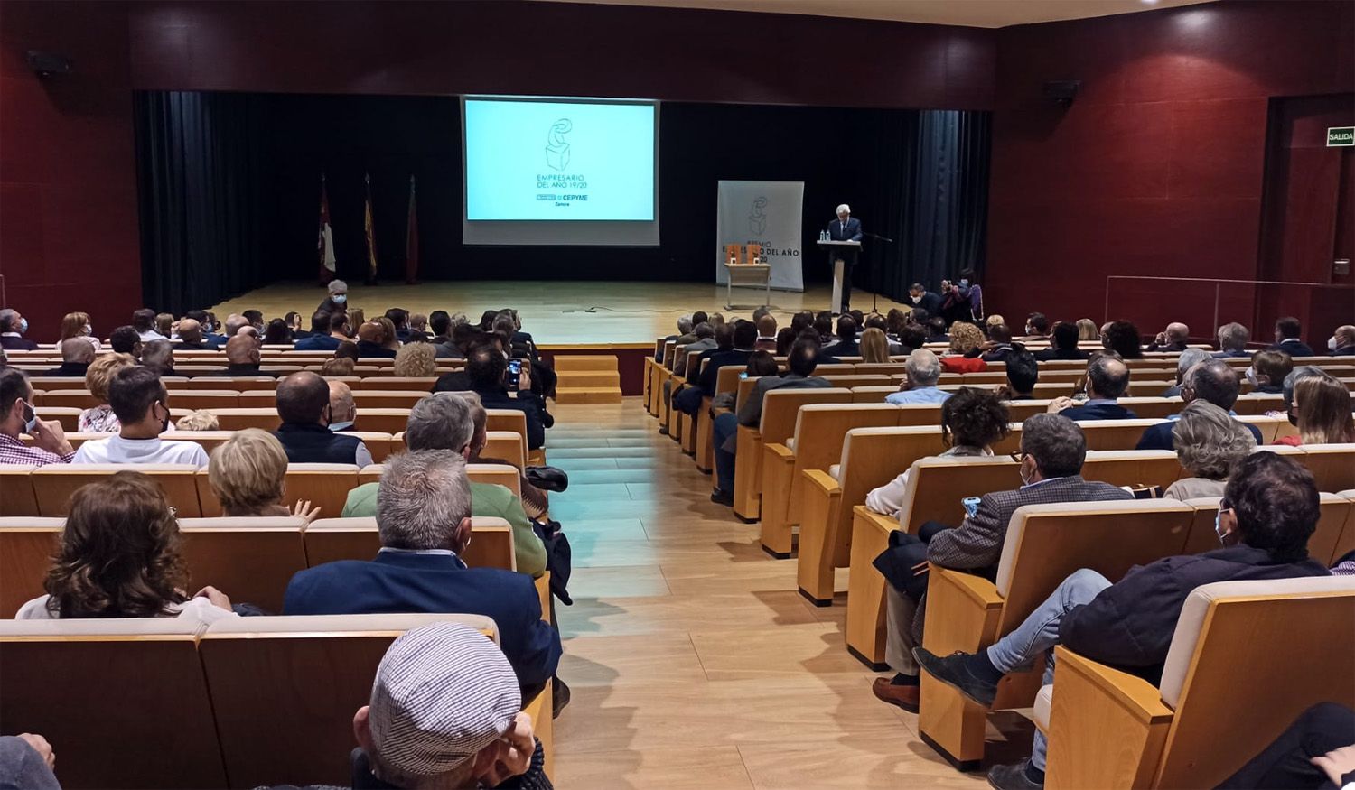 José María Esbec presentando el acto