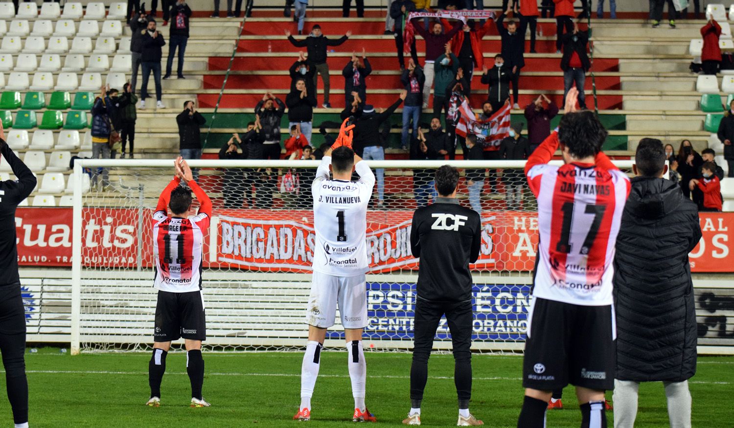 Jugadores del Zamora agradecen el apoyo de la grada de animación. Archivo.