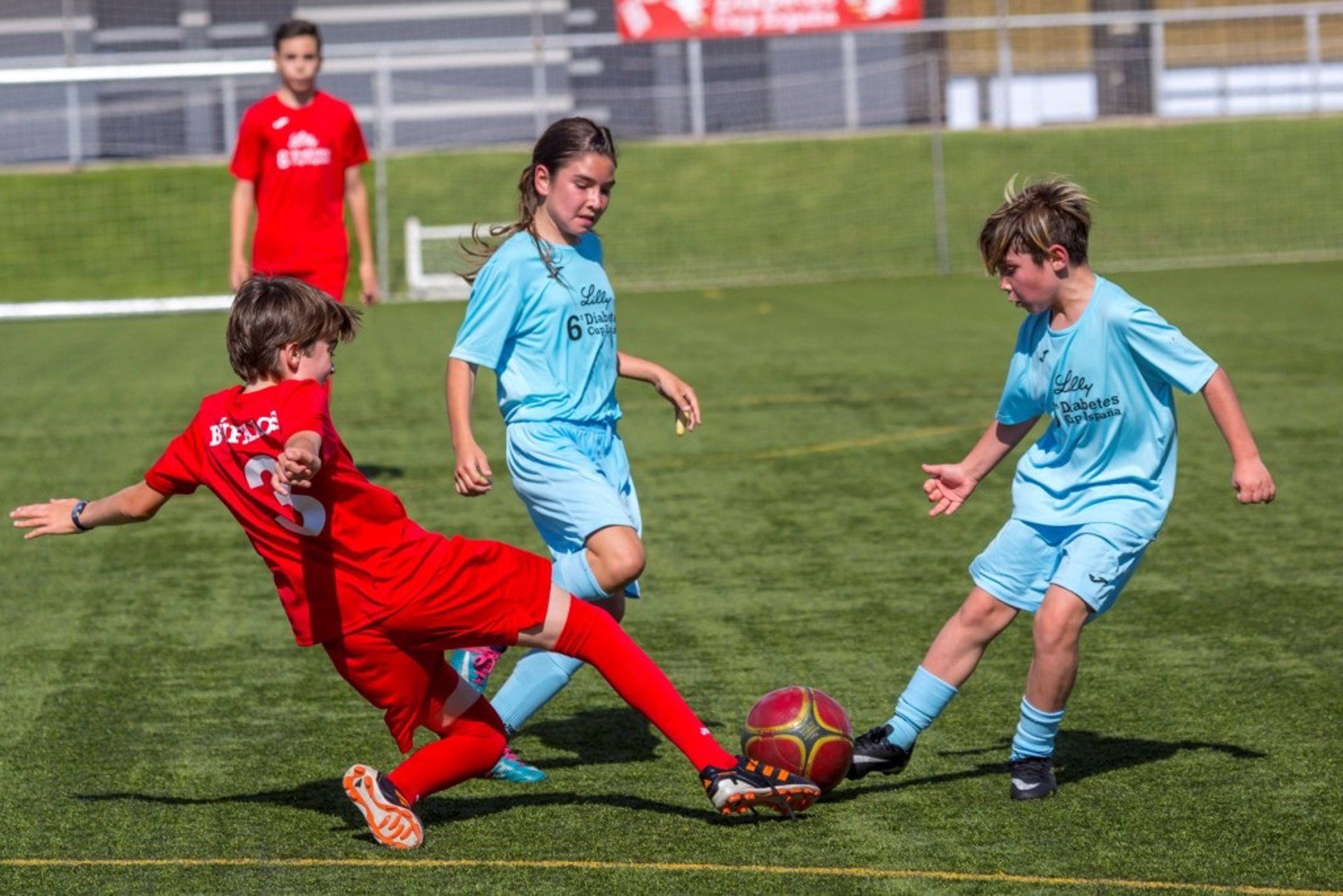 Niños jugando al fútbol EP ARCHIVO