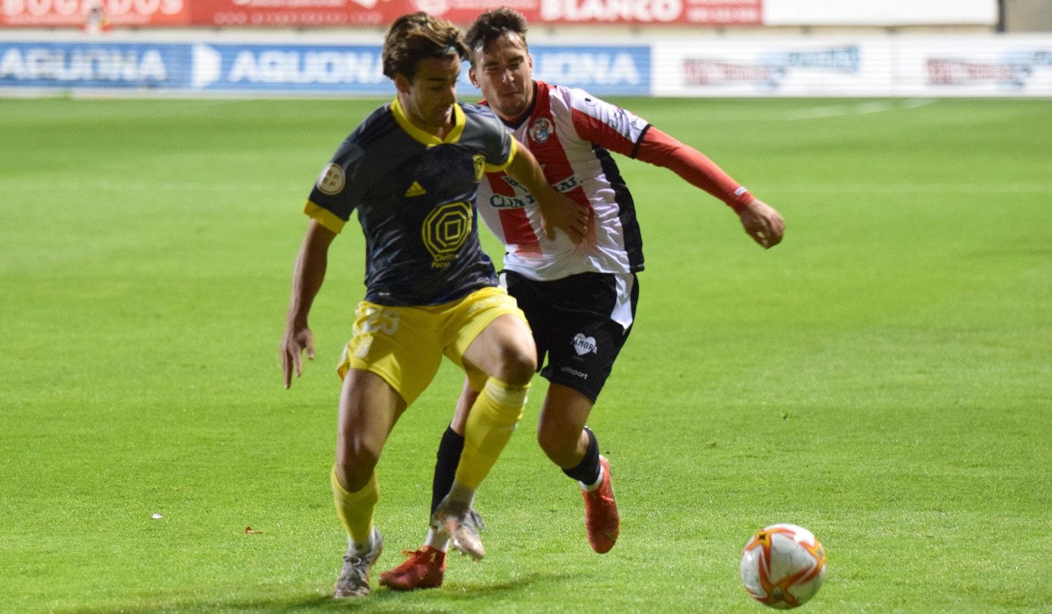 Jon Rojo durante el duelo ante el Badajoz