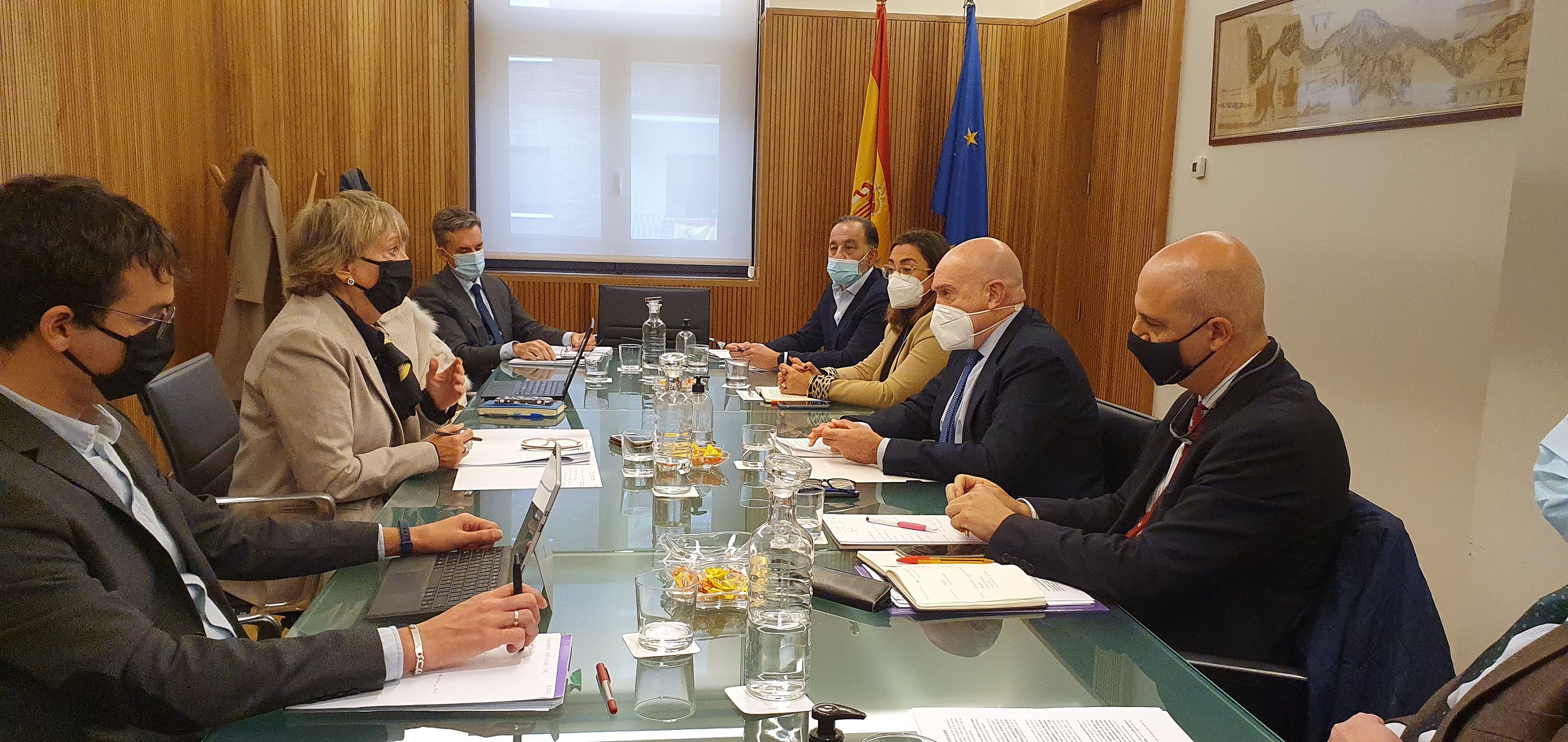 Imagen de la reunión entre la Consejería y la CHD