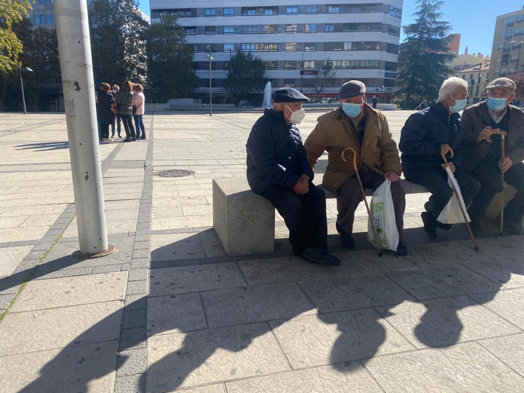 Pensionistas disfrutan del sol en la plaza de la Marina