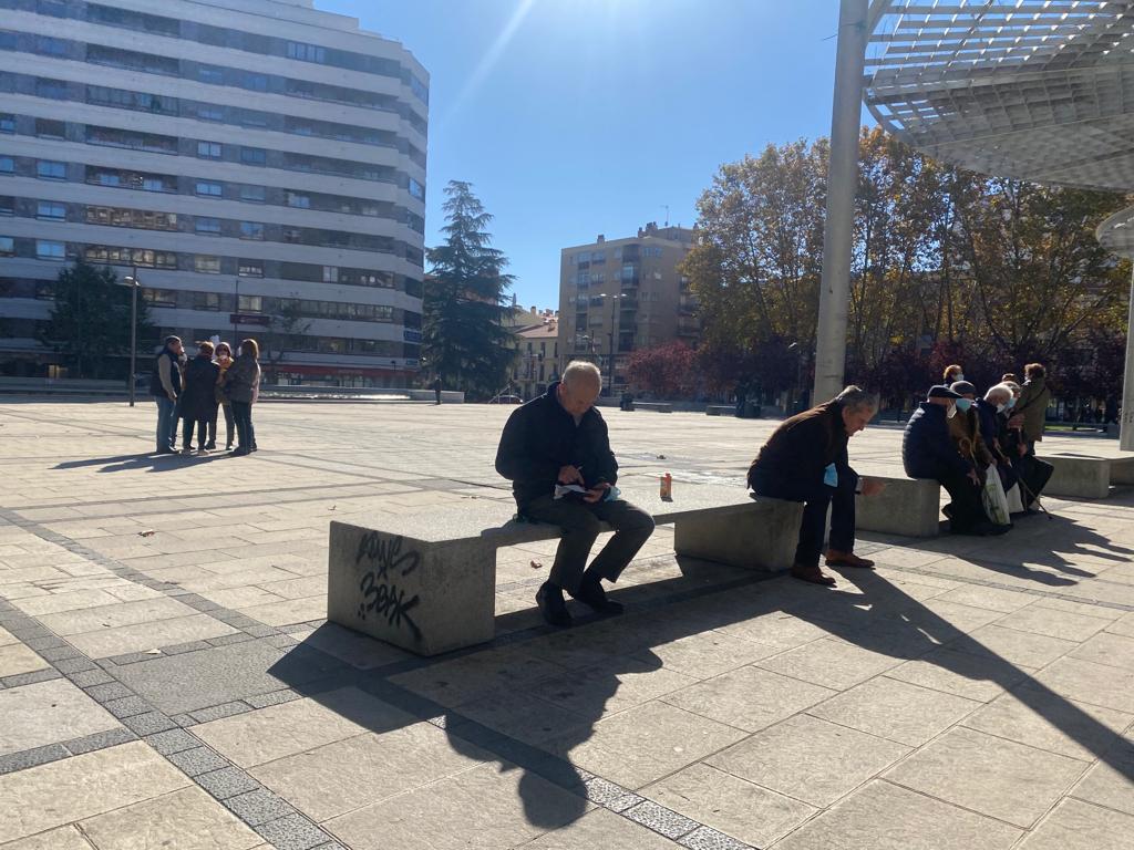 Pensionistas en la plaza de la Marina