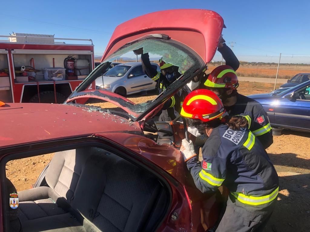 Formación en excarcelación de vehículos de los bomberos de Benavente (5)