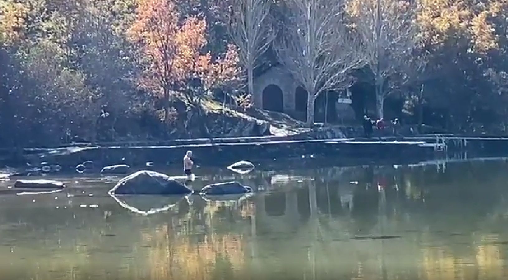 Una imagen del vídeo de un bañista en pleno noviembre en Sanabria