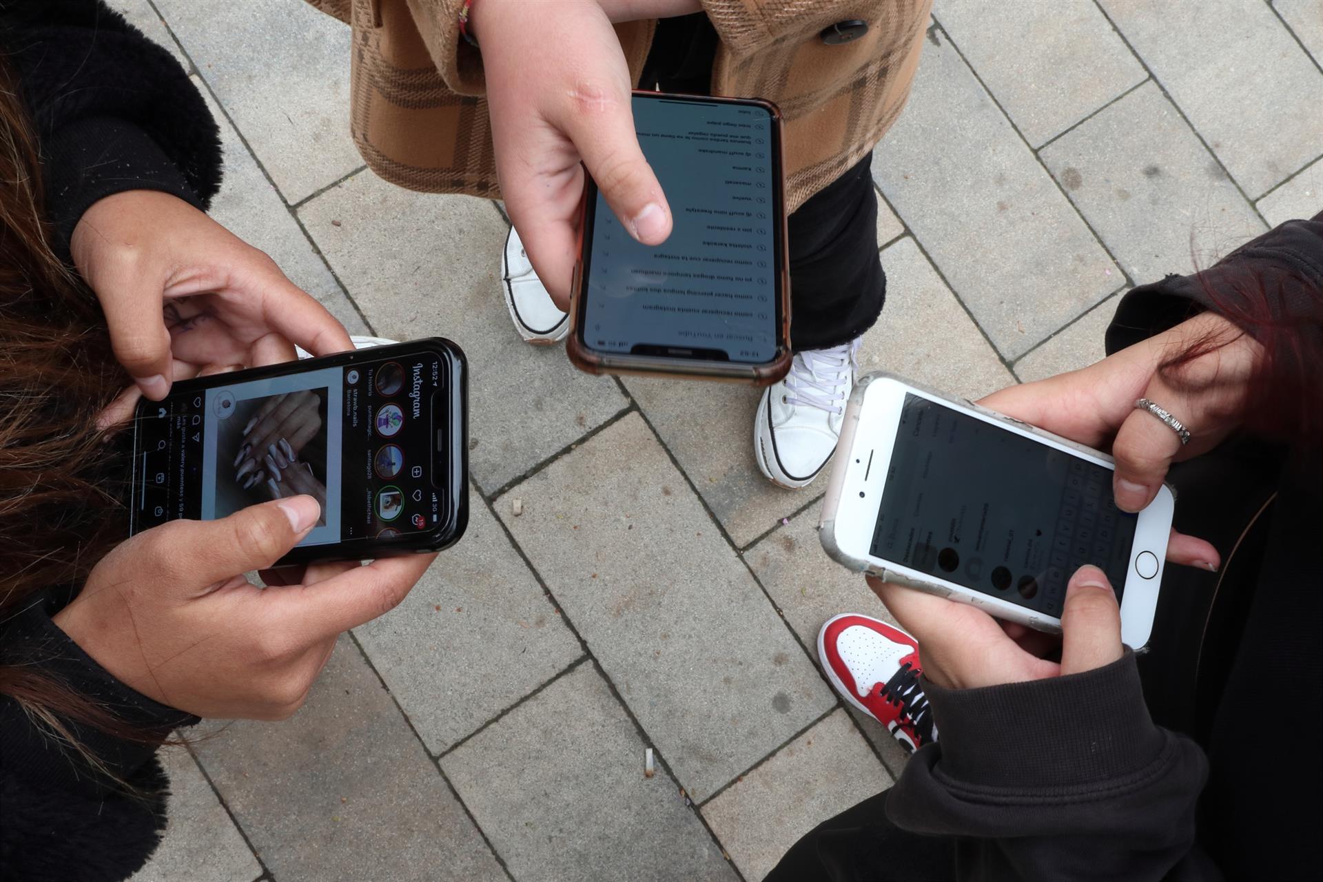 Jóvenes utilizando sus teléfonos móviles   FUNDACIÓN ADSIS