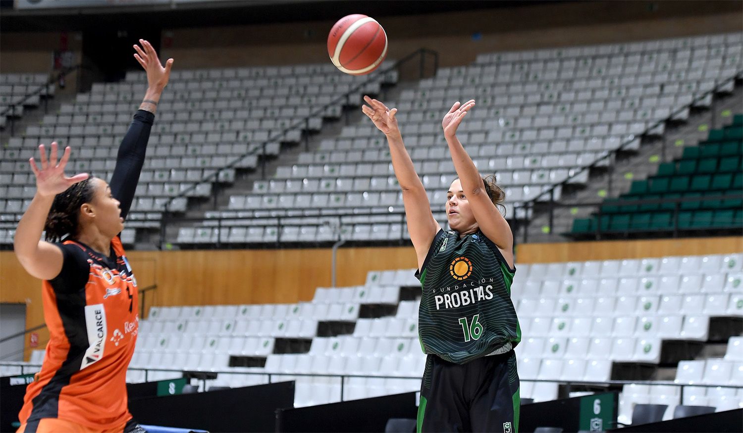 Un instante del duelo entre Joventut y Zamarat