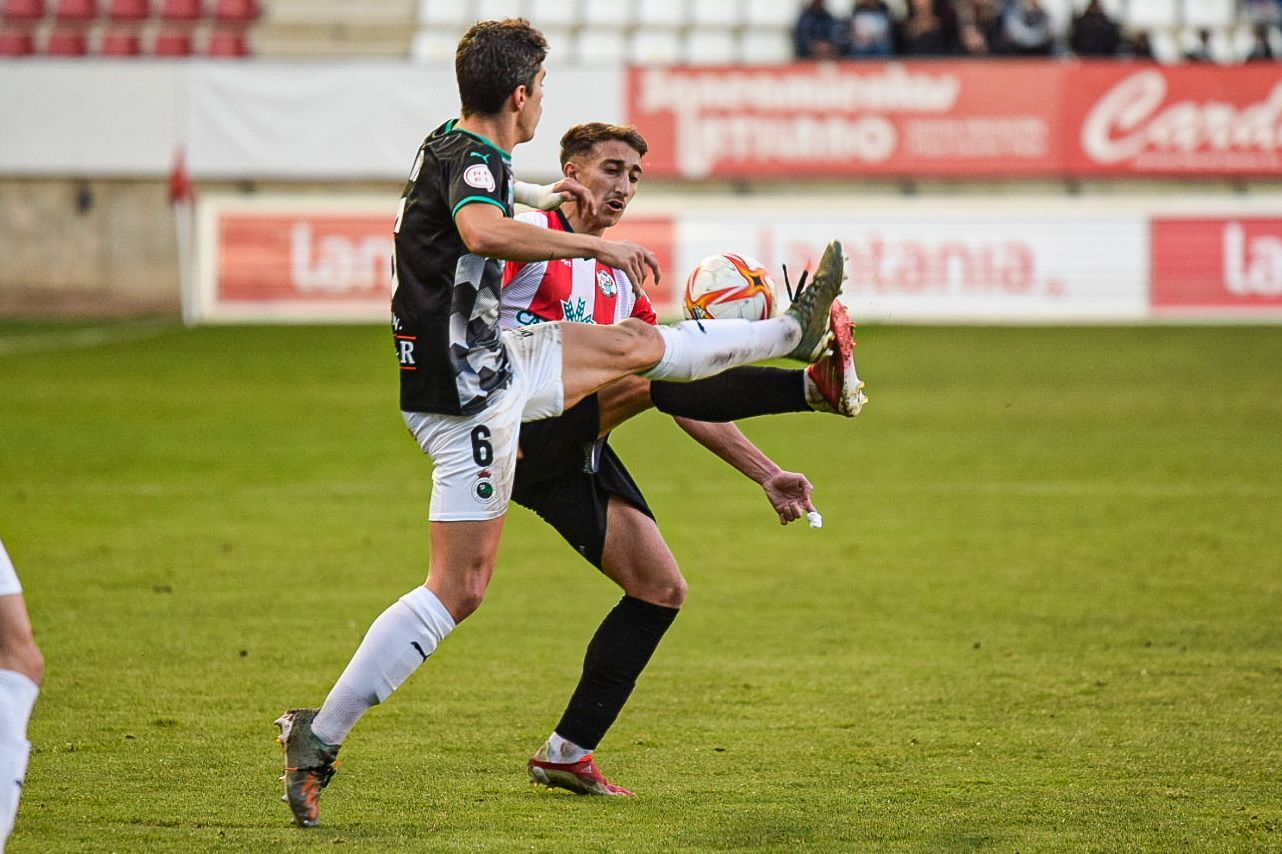 Un acción del partido frente al Racing de Santander