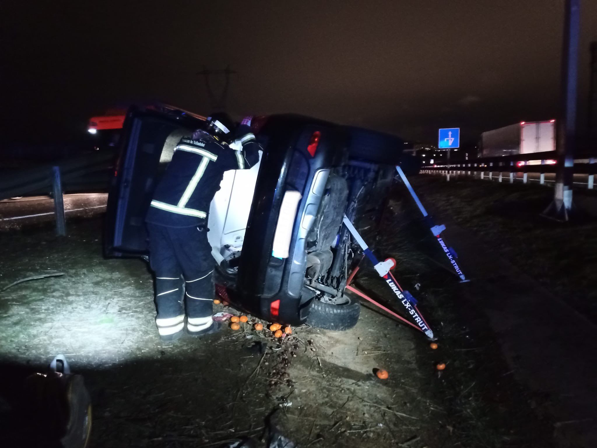 Coche volcado en la A62 FOTO Bomberos de Valladolid