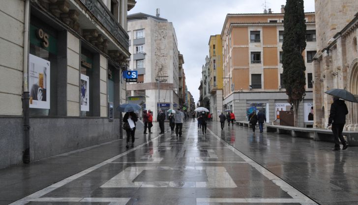 Ciudadanos pasean por Santa Clara