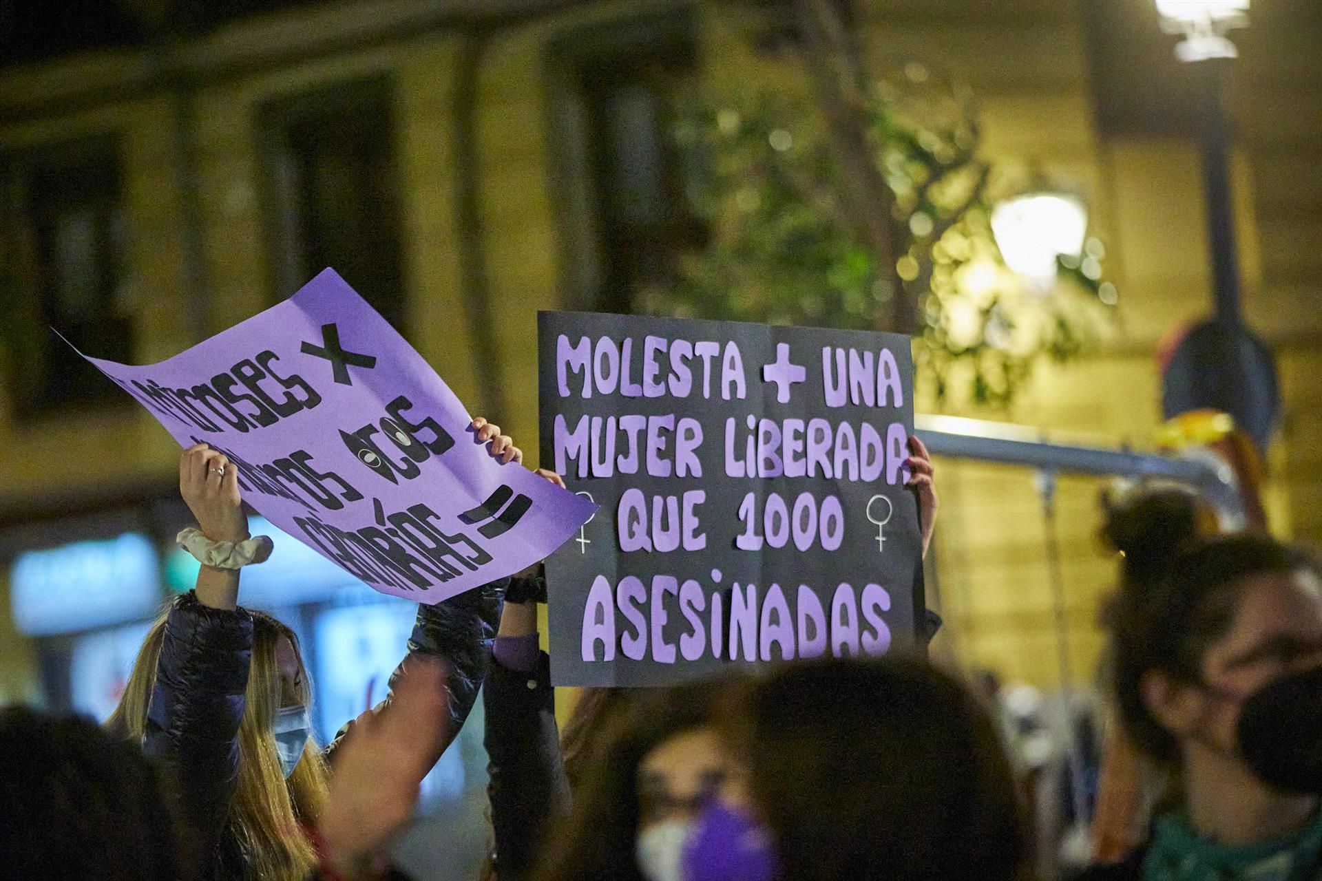 Varias mujeres participan en una concentración feminista