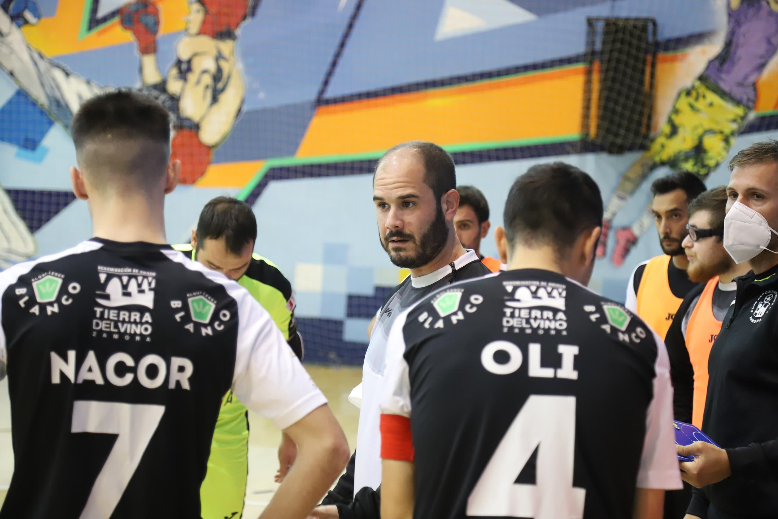 Pablo Rivas da instrucciones a sus jugadores