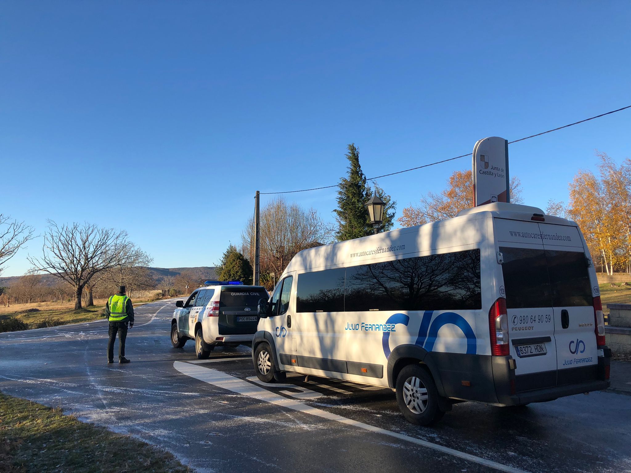 Autobús auxiliado por la Guardia Civil en Palacios de Sanabria