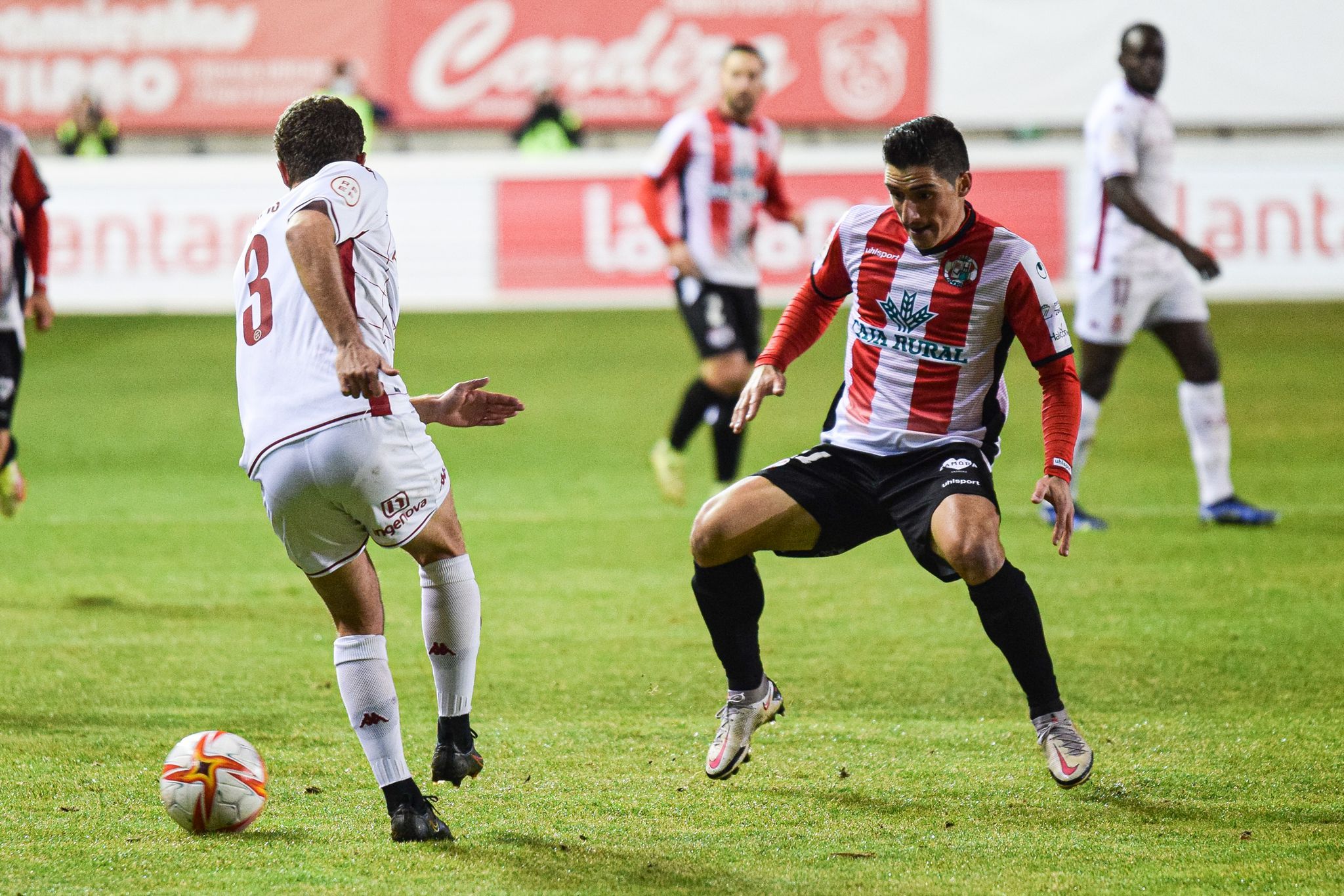 Un lance del juego entre el Zamora CF y la Cultural Leonesa