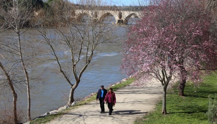 Dos personas pasean junto al río Duero