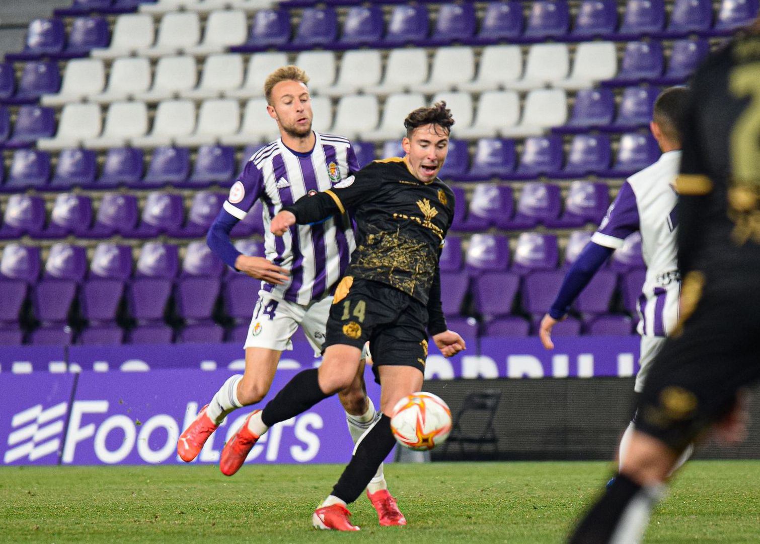 Jon Rojo en una acción ante el Valladolid Promesas