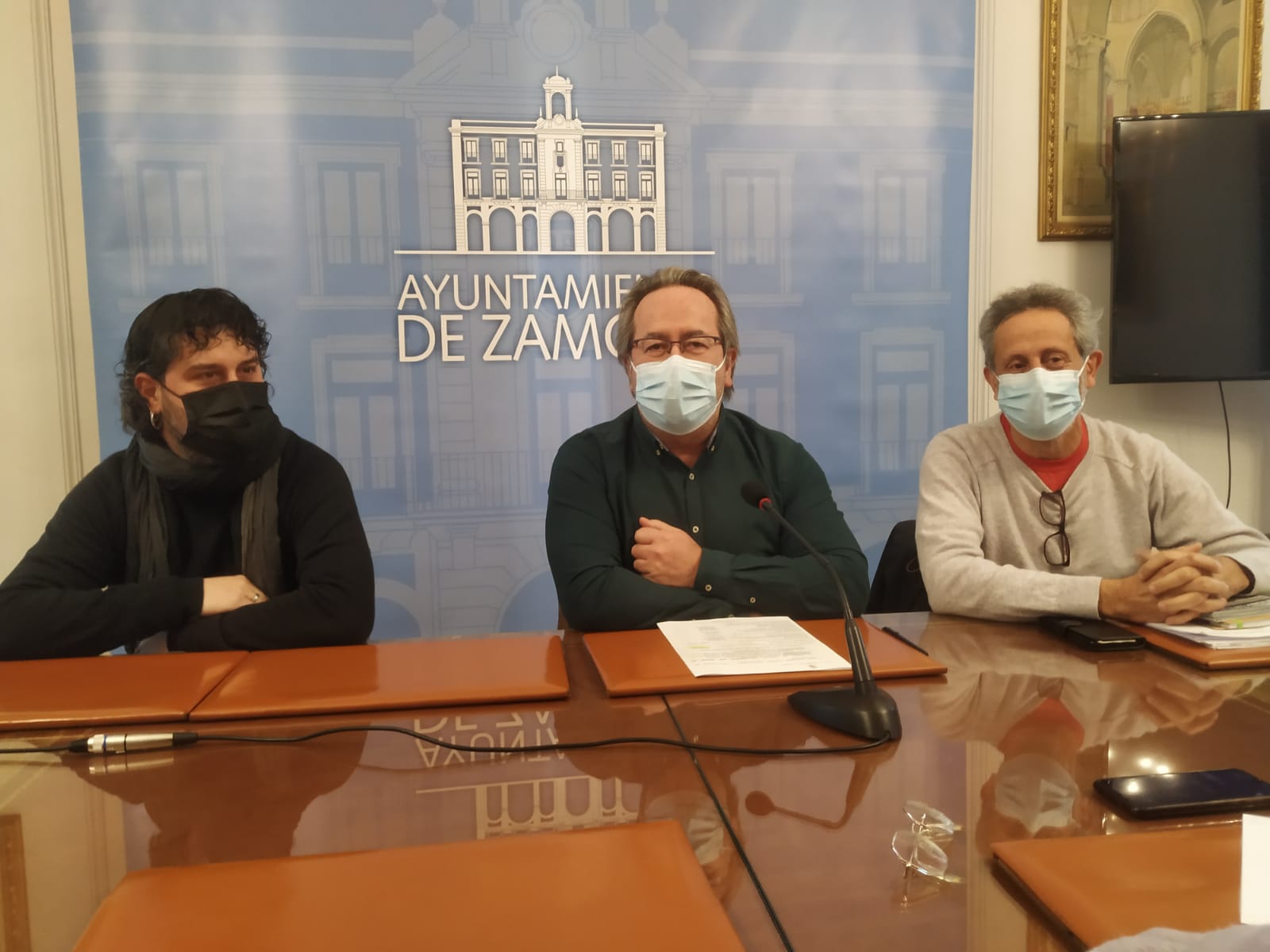 Francisco Guarido, junto a los consejales Diego Bernardo y Romualdo Fernández durante la rueda de prensa