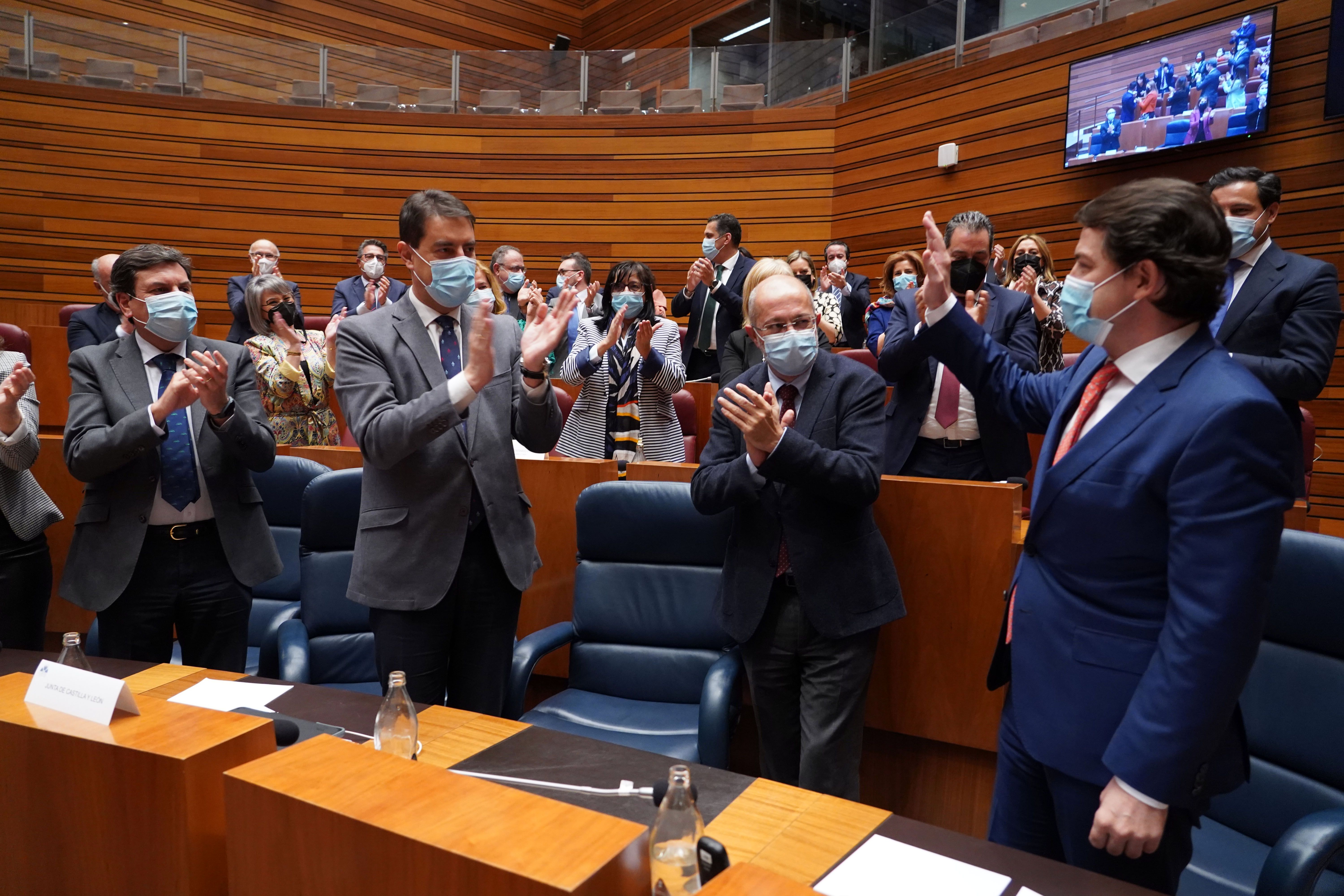  ICAL - El presidente de la Junta, Alfonso Fernández Mañueco, y el vicepresidente, Francisco Igea, se felicitan tras finalizar el debate de la moción de censura del PSOE contra el Gobierno de PP-Cs