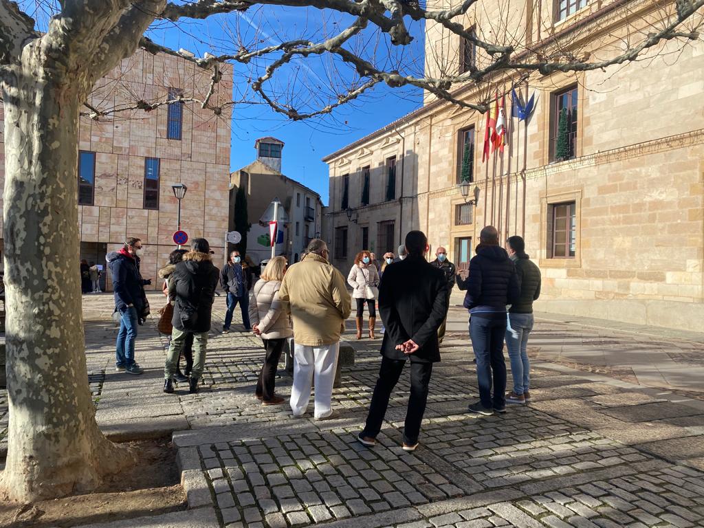 Un grupo realizando una ruta en la plaza de Viriato, en Zamora. Turismo. Archivo.