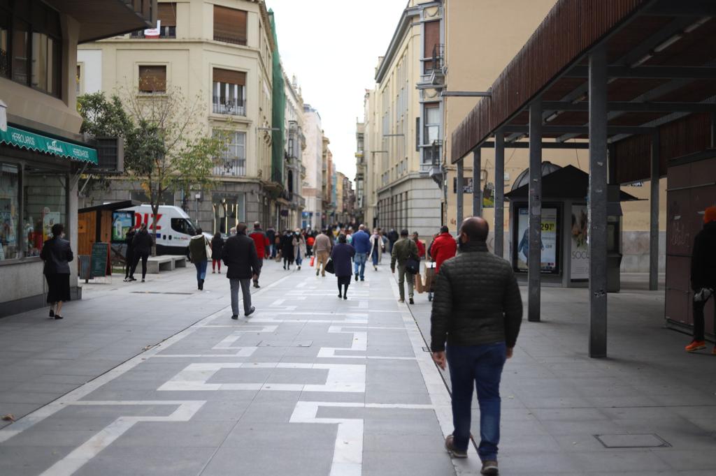 Personas paseando por el centro de Zamora