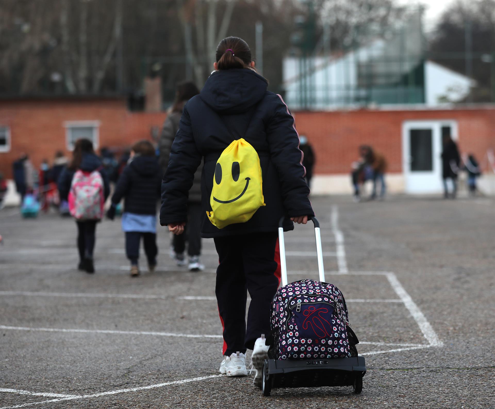 Una niña a su llegada al primer día de clase