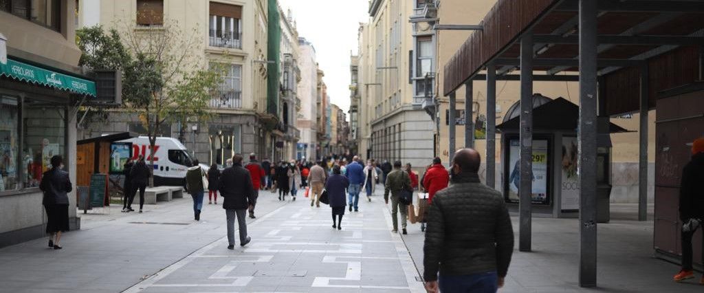 personas paseando por el centro de zamora 