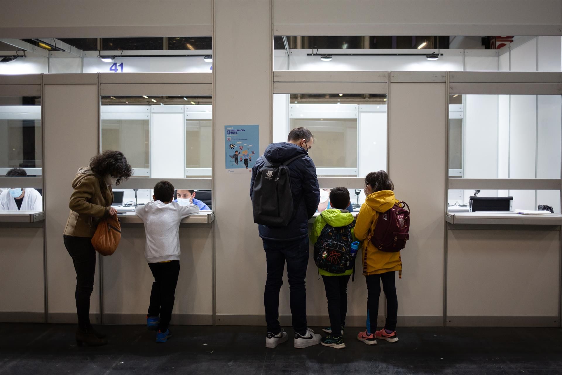 Varios niños acuden a recibir una vacuna