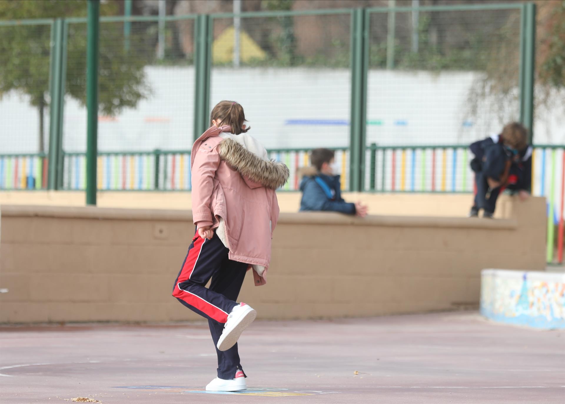 Una niña juega en el recreo