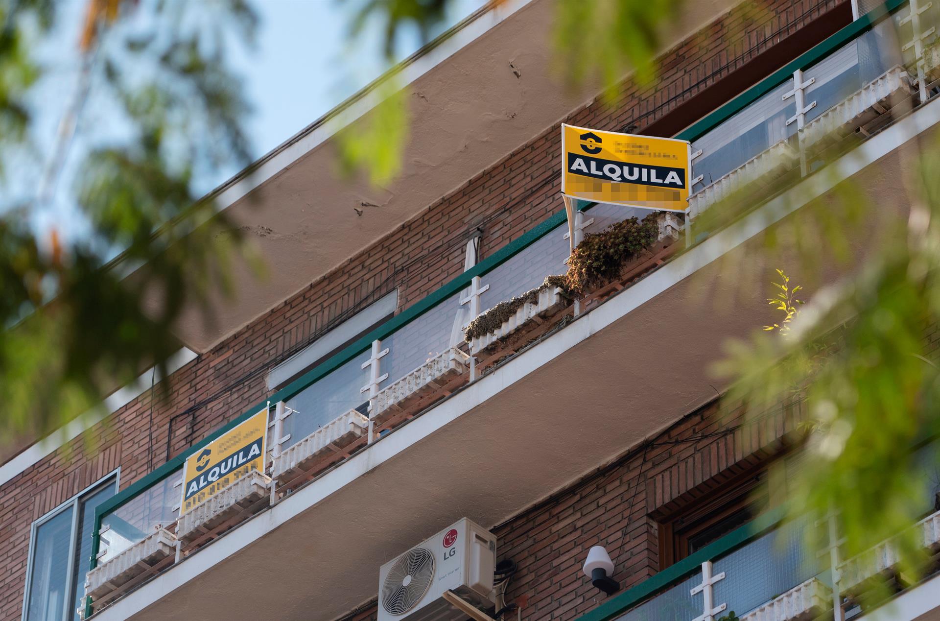 Carteles de alquiler en una vivienda EP