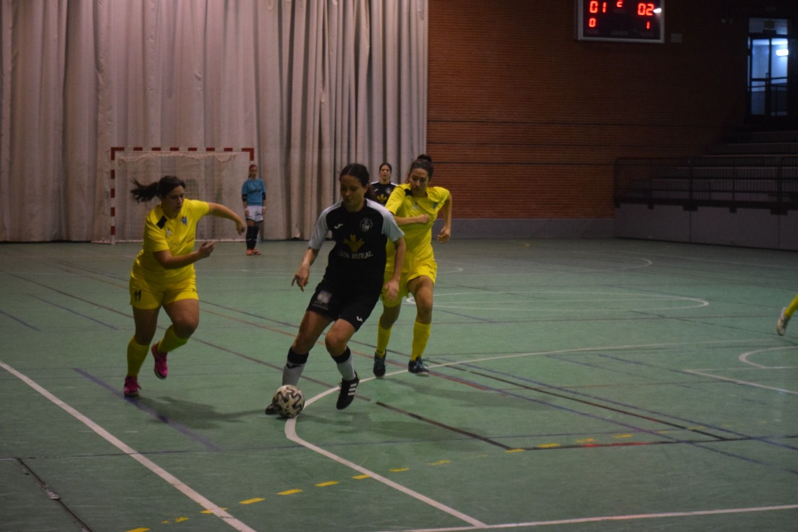 Blanca avanza con el balón