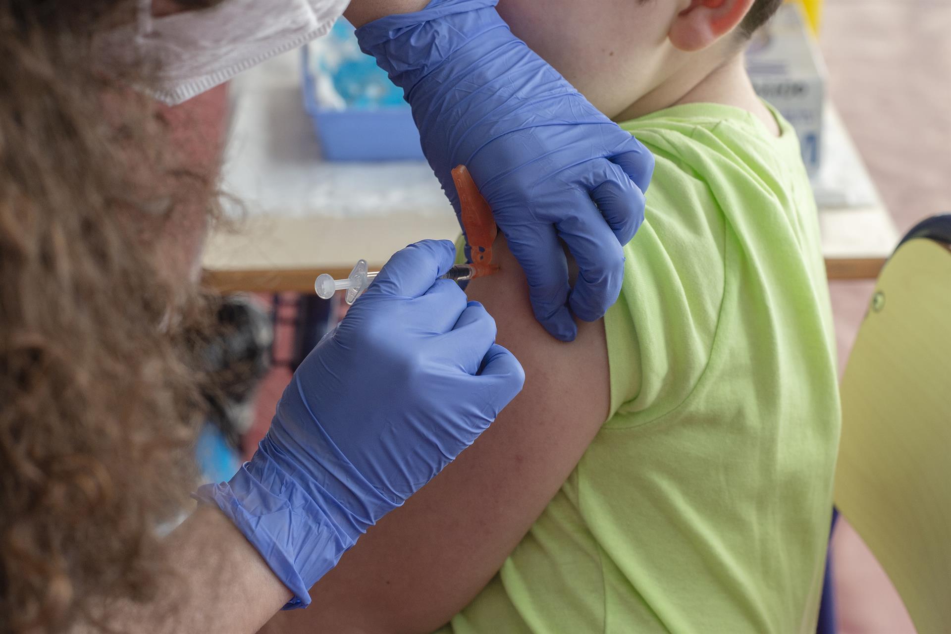 Un niño recibe la vacuna contra la Covid 19. EP