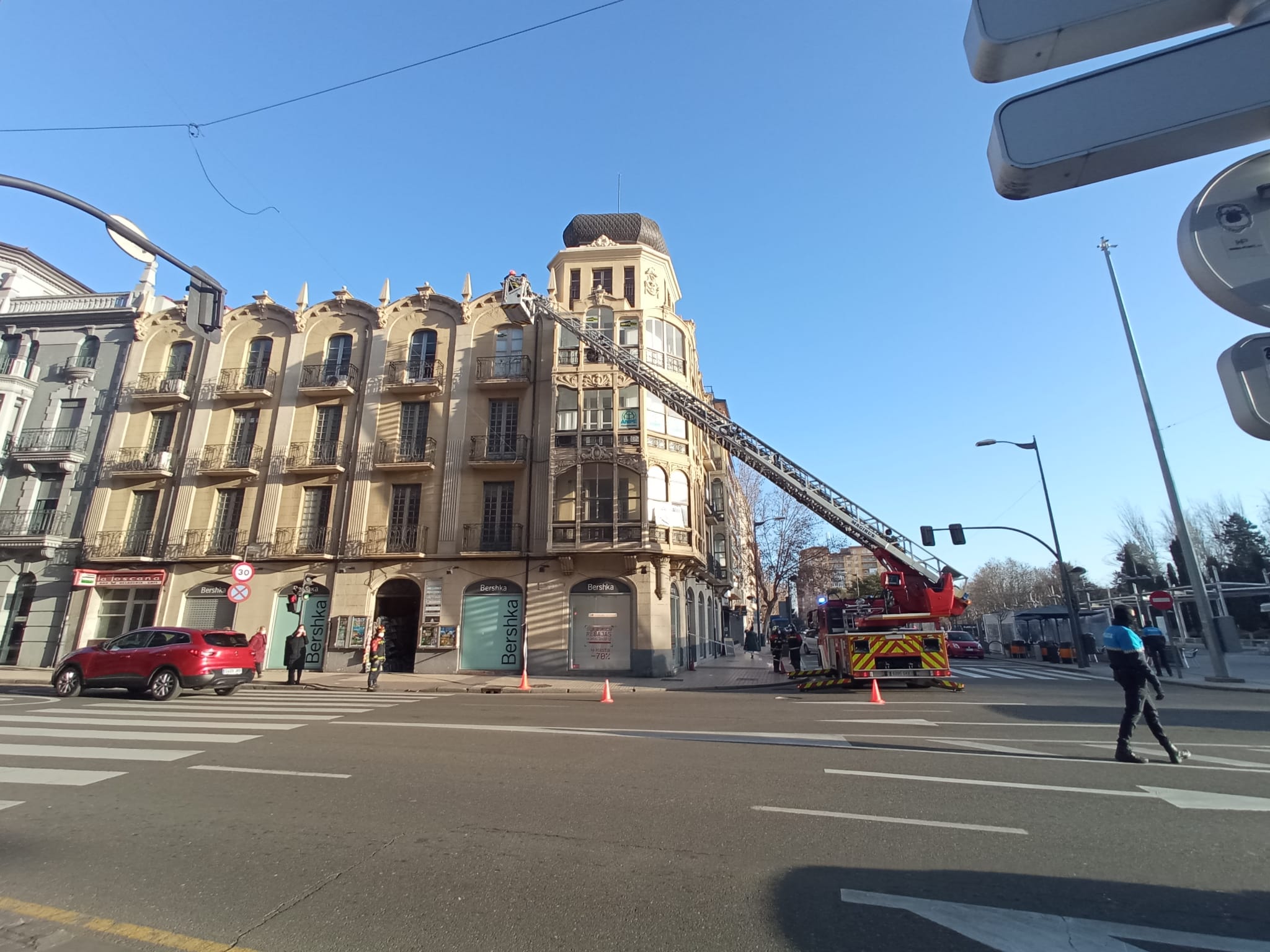 Los bomberos intervienen en el centro de la ciudad a causa de desprendimientos en una fachada