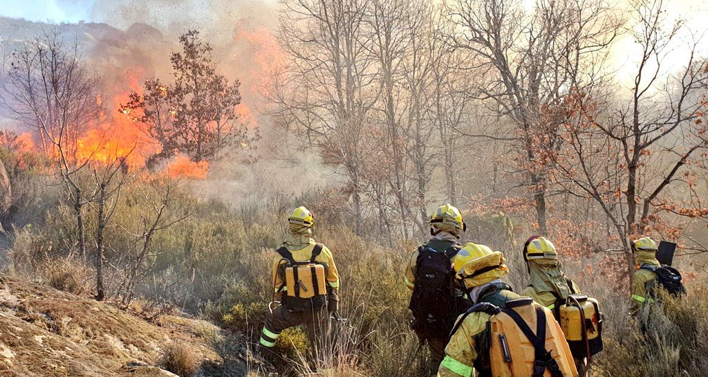 Brif Tabuyo trabajando en un incendio en Hermisende. Archivo