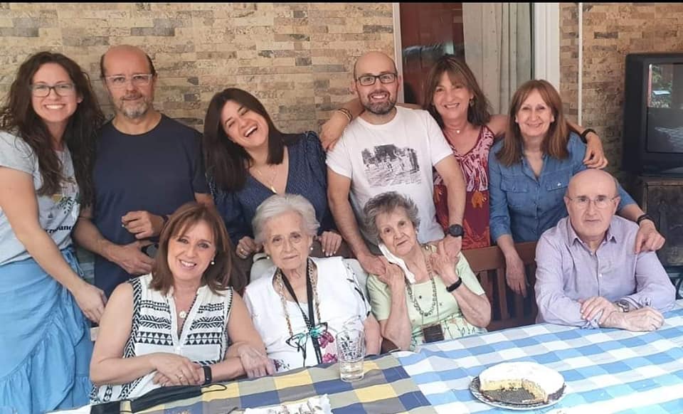 Pilar Roda, en el centro de la foto, junto a su familia