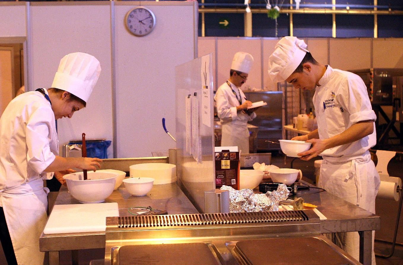 Cocineros durante la jornada laboral