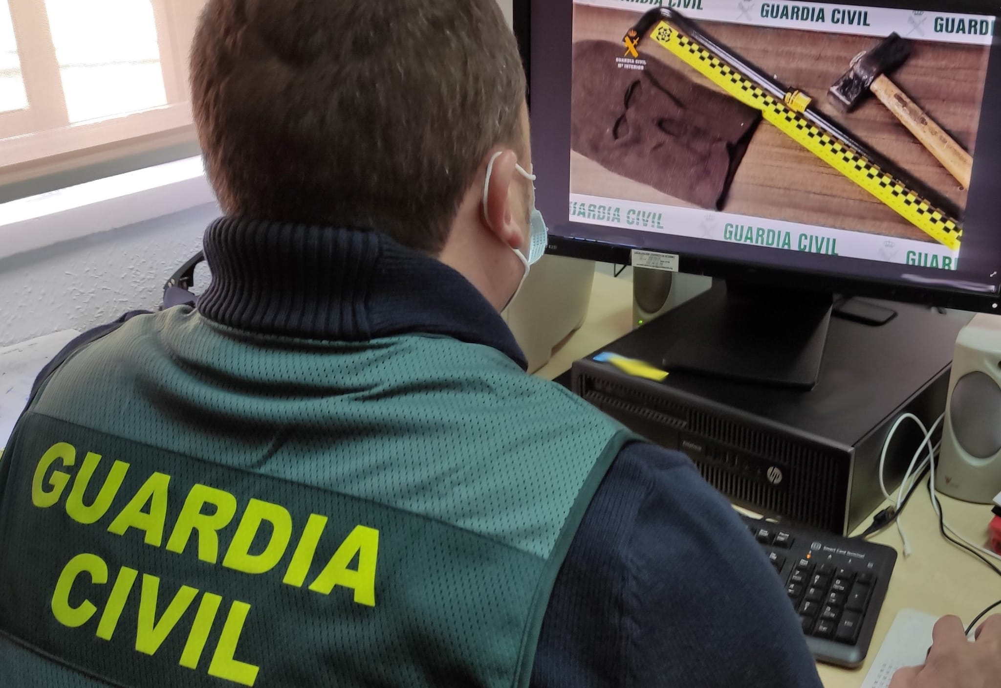 Un guardia civil en la oficina