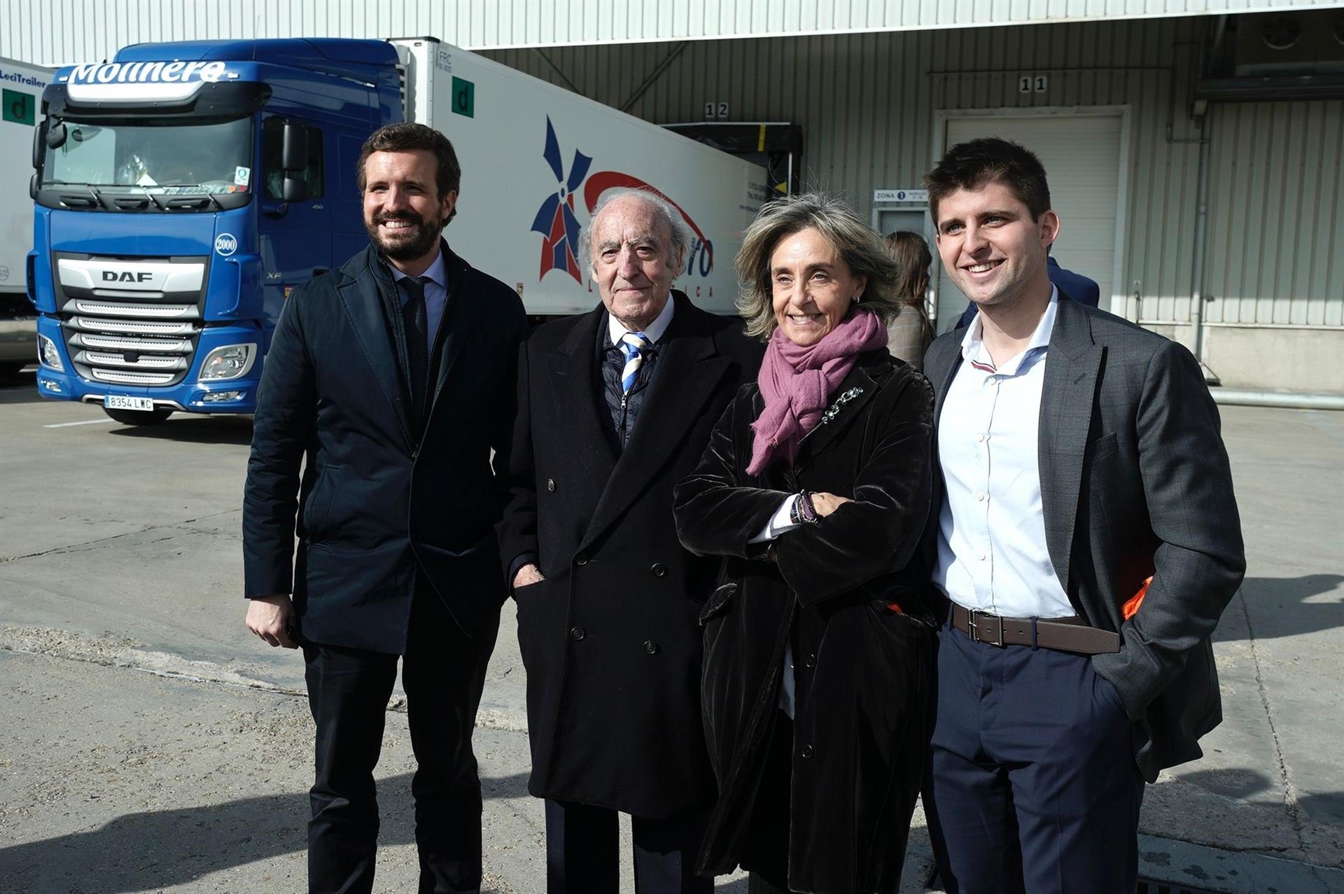 El líder del PP, Pablo Casado, en su visita a la empresa de logística de transpotes