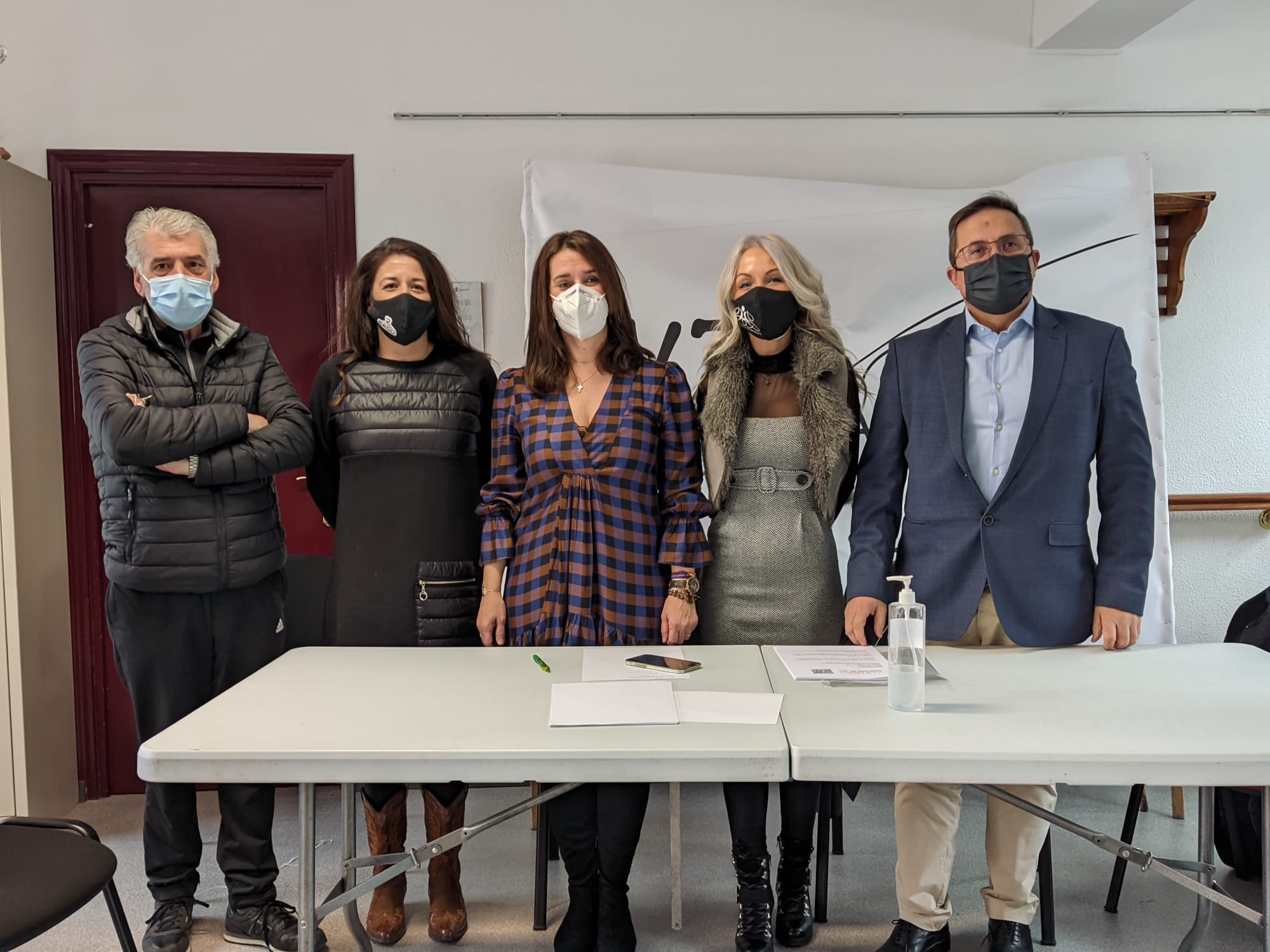 Miembros de la AVZ posan junto con los promotores de la iniciativa